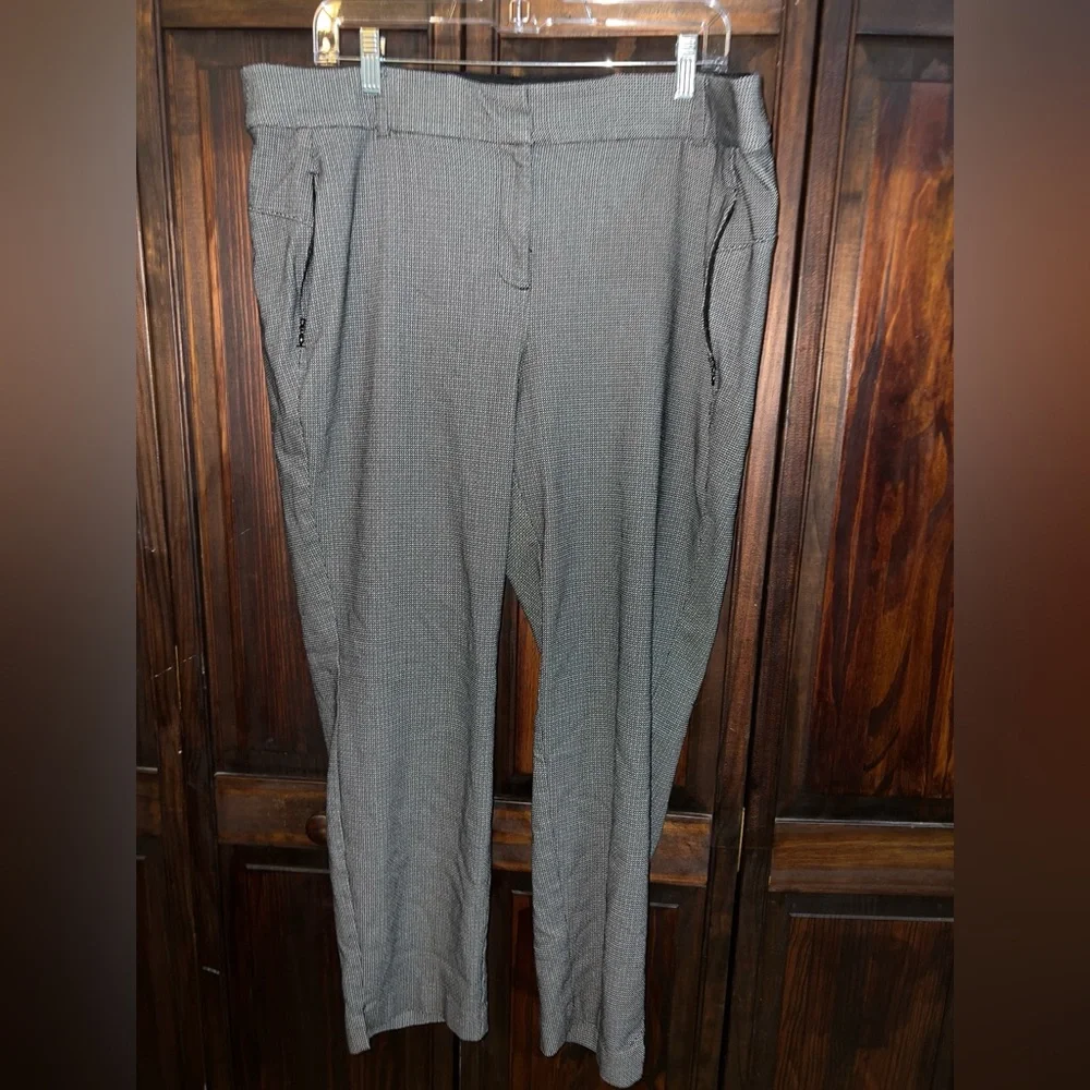 Lane Bryant Woman's zipper pockets Pants‎ black and white